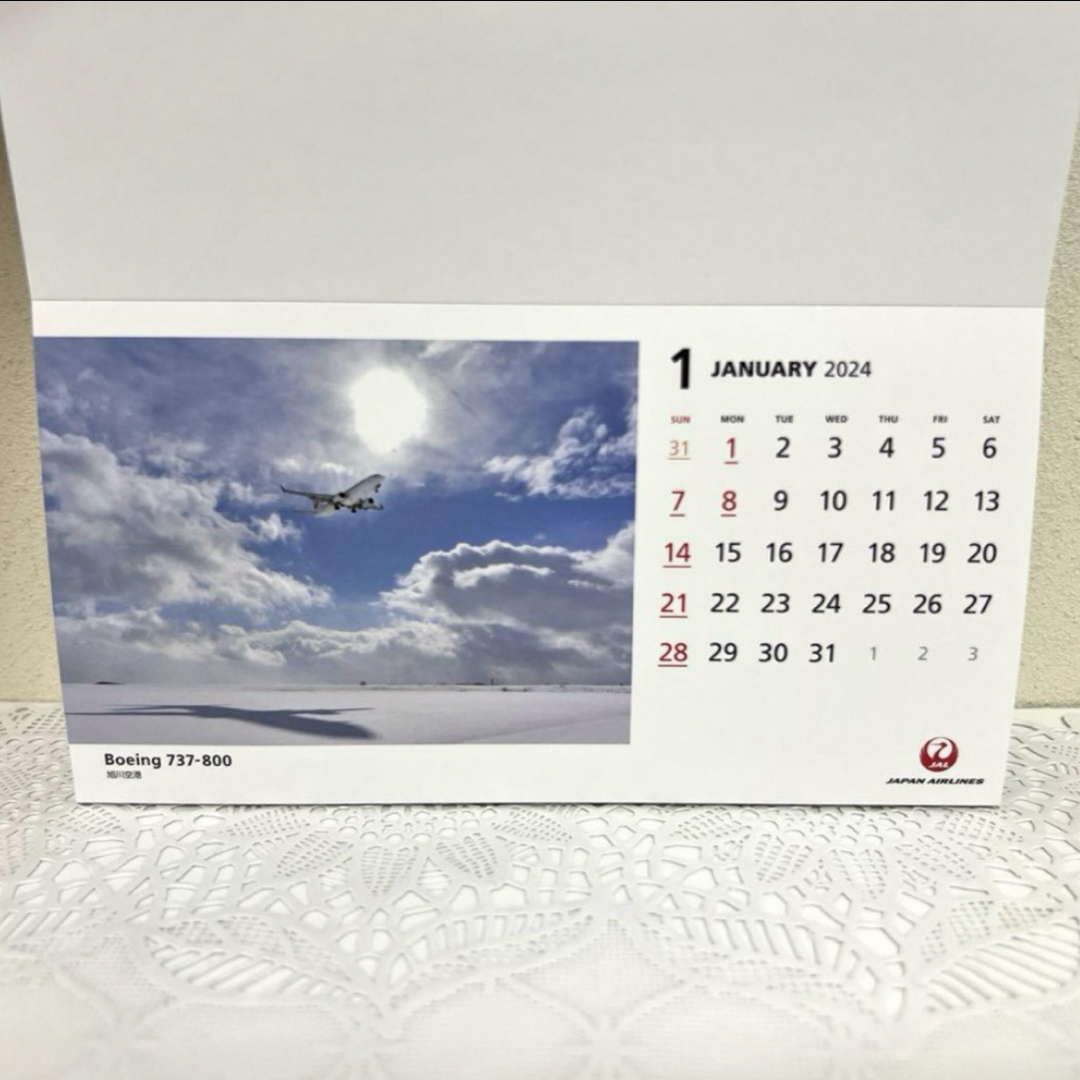 JAL(日本航空)(ジャル(ニホンコウクウ))の2024 令和6年 卓上カレンダー JAL ✴︎新品✴︎ インテリア/住まい/日用品の文房具(カレンダー/スケジュール)の商品写真