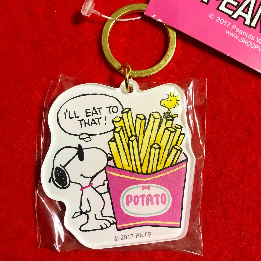 PEANUTS(ピーナッツ)のスヌーピー＆ポテトフライのアクリルキーホルダー50×50×5mm／金属部スレ傷 エンタメ/ホビーのアニメグッズ(キーホルダー)の商品写真