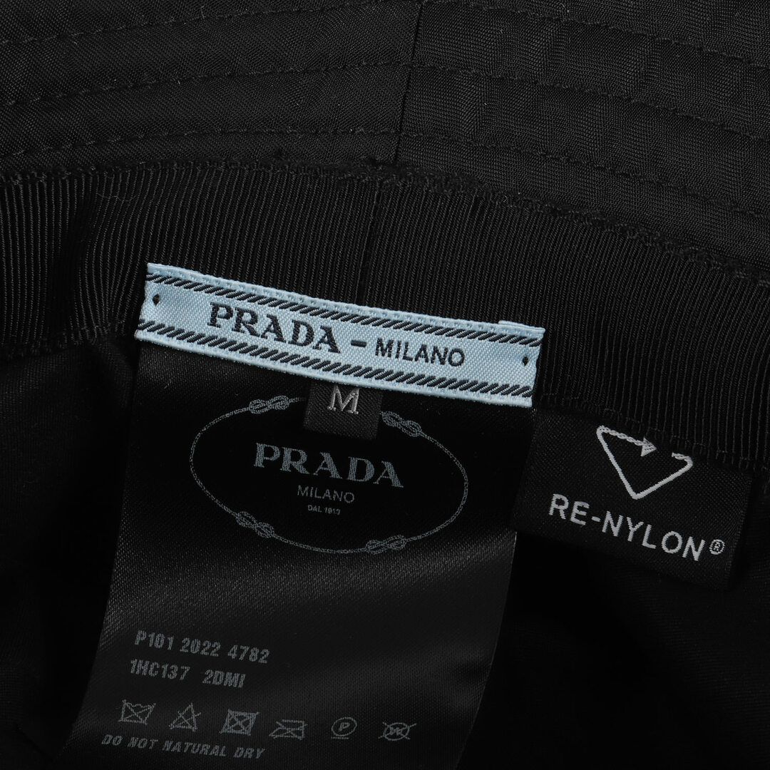 PRADA(プラダ)のPRADA プラダ ハット サイズ:M 2022年製 RE-NYLON プレート付き バケットハット 1HC137 帽子 リサイクルナイロン ブラック 黒 イタリア製 ブランド【メンズ】【中古】 メンズの帽子(ハット)の商品写真