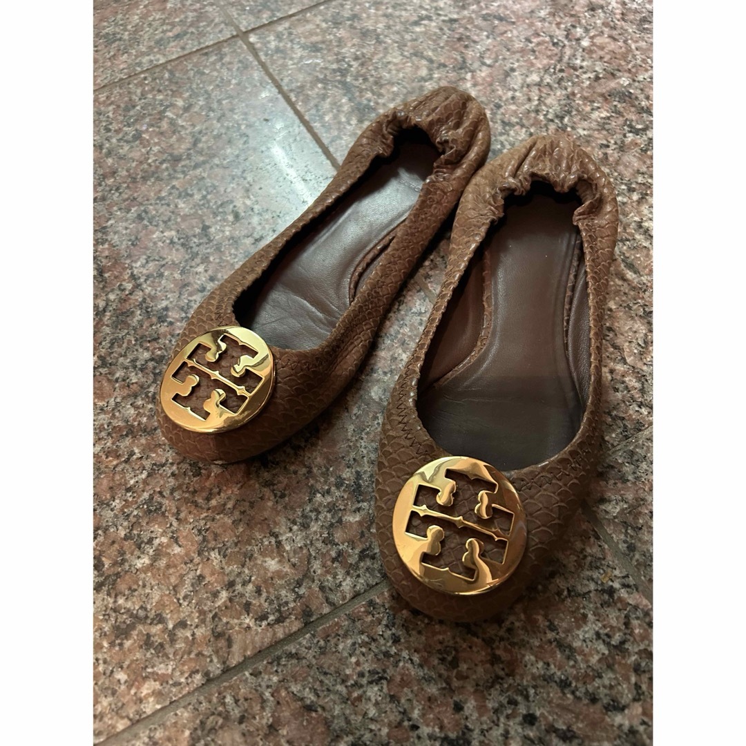 Tory Burch(トリーバーチ)のトリーバーチ茶ブラウンレザーゴールドメタルバレエフラットシューズ25 8 1/2 レディースの靴/シューズ(バレエシューズ)の商品写真