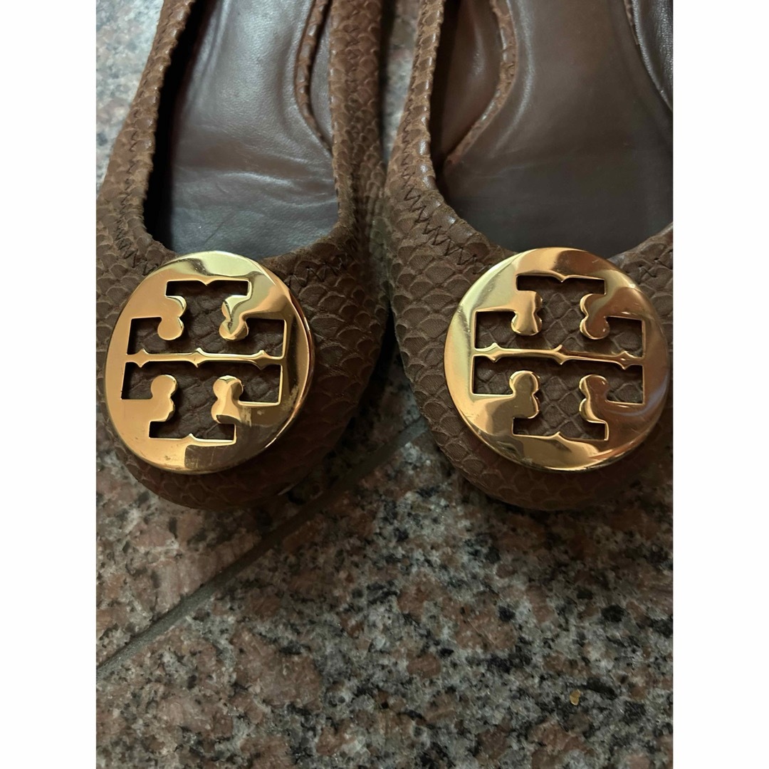 Tory Burch(トリーバーチ)のトリーバーチ茶ブラウンレザーゴールドメタルバレエフラットシューズ25 8 1/2 レディースの靴/シューズ(バレエシューズ)の商品写真