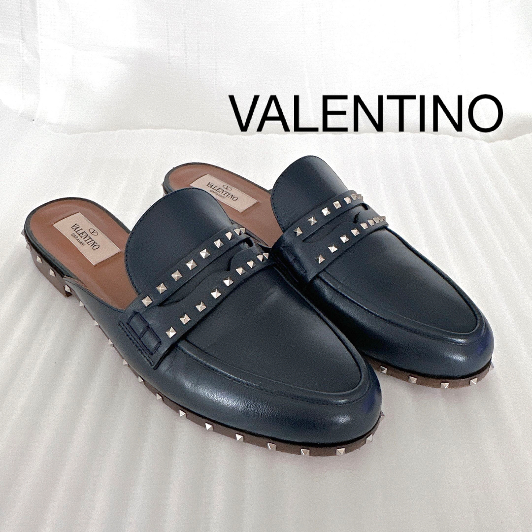 valentino garavani(ヴァレンティノガラヴァーニ)のVALENTINO ヴァレンティノ　スタッズ　フラット　ミュール　パンプス　靴 レディースの靴/シューズ(ミュール)の商品写真