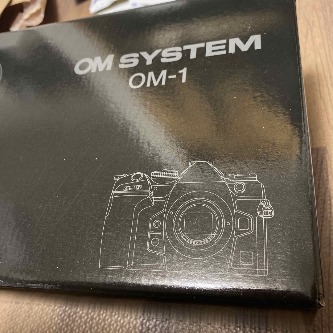 OLYMPUS(オリンパス)のOM SYSTEM OLYMPUS OM-1 ボディ 未使用新品 オマケ付 スマホ/家電/カメラのカメラ(ミラーレス一眼)の商品写真