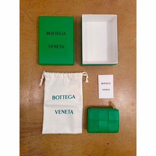 ボッテガヴェネタ(Bottega Veneta)の【ショッパー/箱付き】Bottega Venetaスモールカセット二つ折り財布(財布)