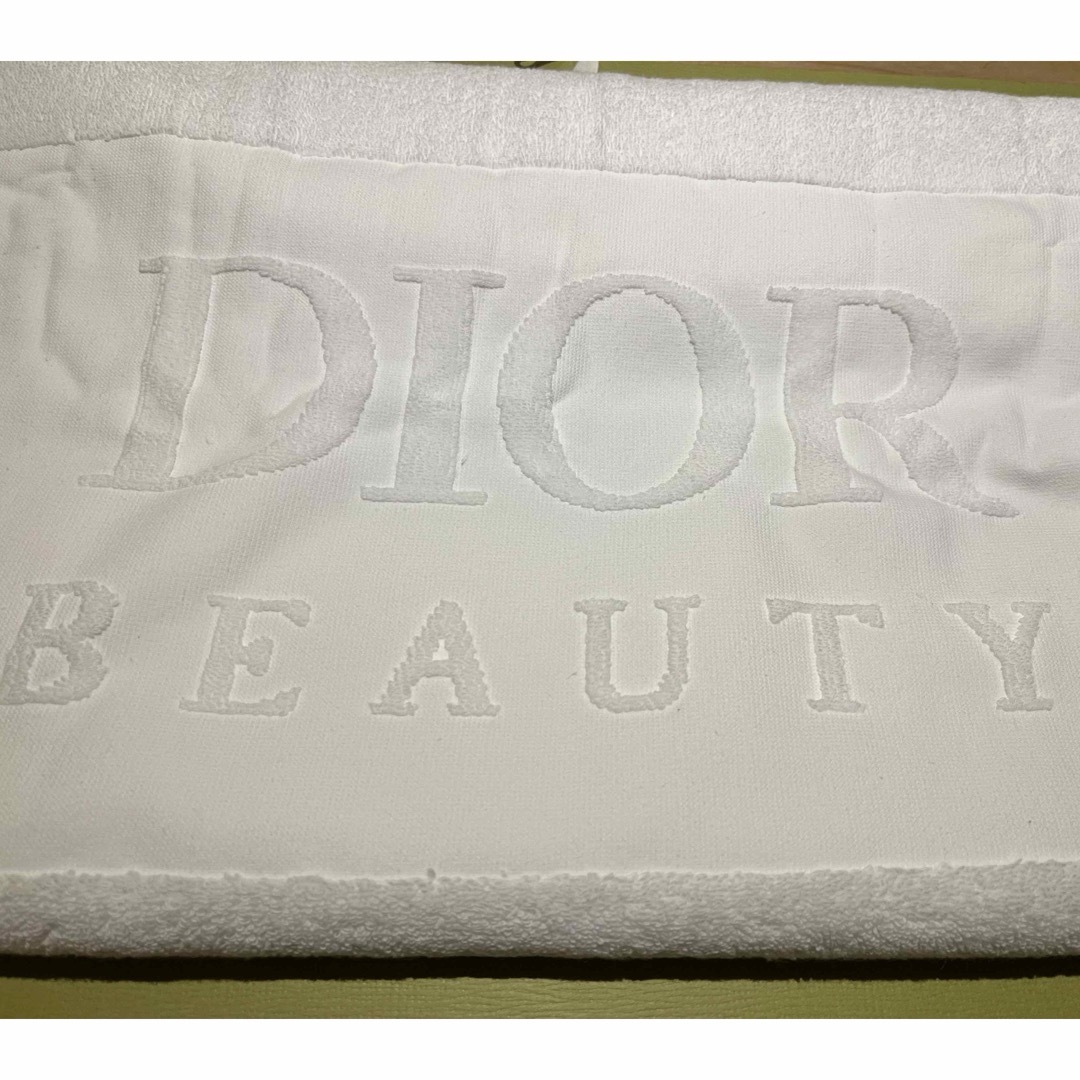 Dior(ディオール)のDIORノベルティ　バスタオル　約104×55cm インテリア/住まい/日用品の日用品/生活雑貨/旅行(タオル/バス用品)の商品写真