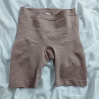 ユニクロ(UNIQLO)のユニクロ　ベージュ　補正　ハーフスパッツ サイズM　H88~94  立体的ヒップ(レギンス/スパッツ)