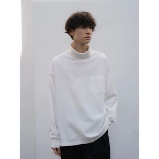 コモリ(COMOLI)のplus81 オーバーサイズロングスリーブハイネックT(Tシャツ/カットソー(七分/長袖))