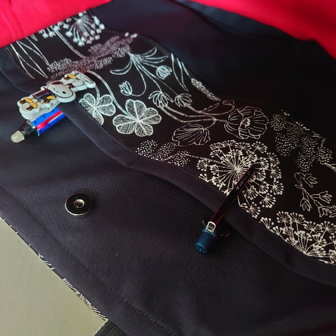 モノトーンボタニカル　サイドポケット　肩掛けトートバッグ　ハンドメイド ハンドメイドのファッション小物(バッグ)の商品写真