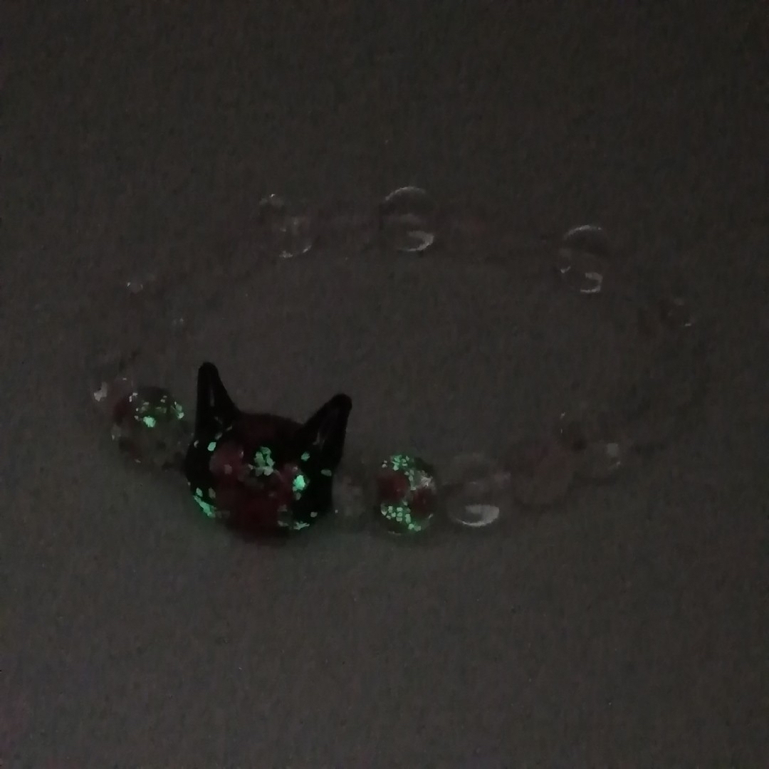 光る ねこ ピンク パワーストーン ブレスレット ホタルガラス 水晶 ハンドメイドのアクセサリー(ブレスレット/バングル)の商品写真