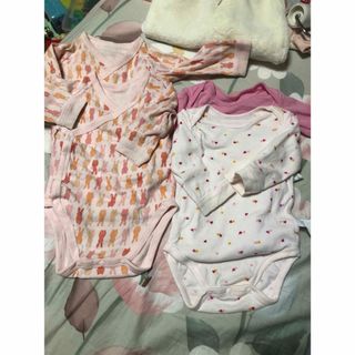 ユニクロ(UNIQLO)の ボディスーツ（長袖・前開き） ユニクロ 長袖ロンパース 女の子 前開き70cm(肌着/下着)