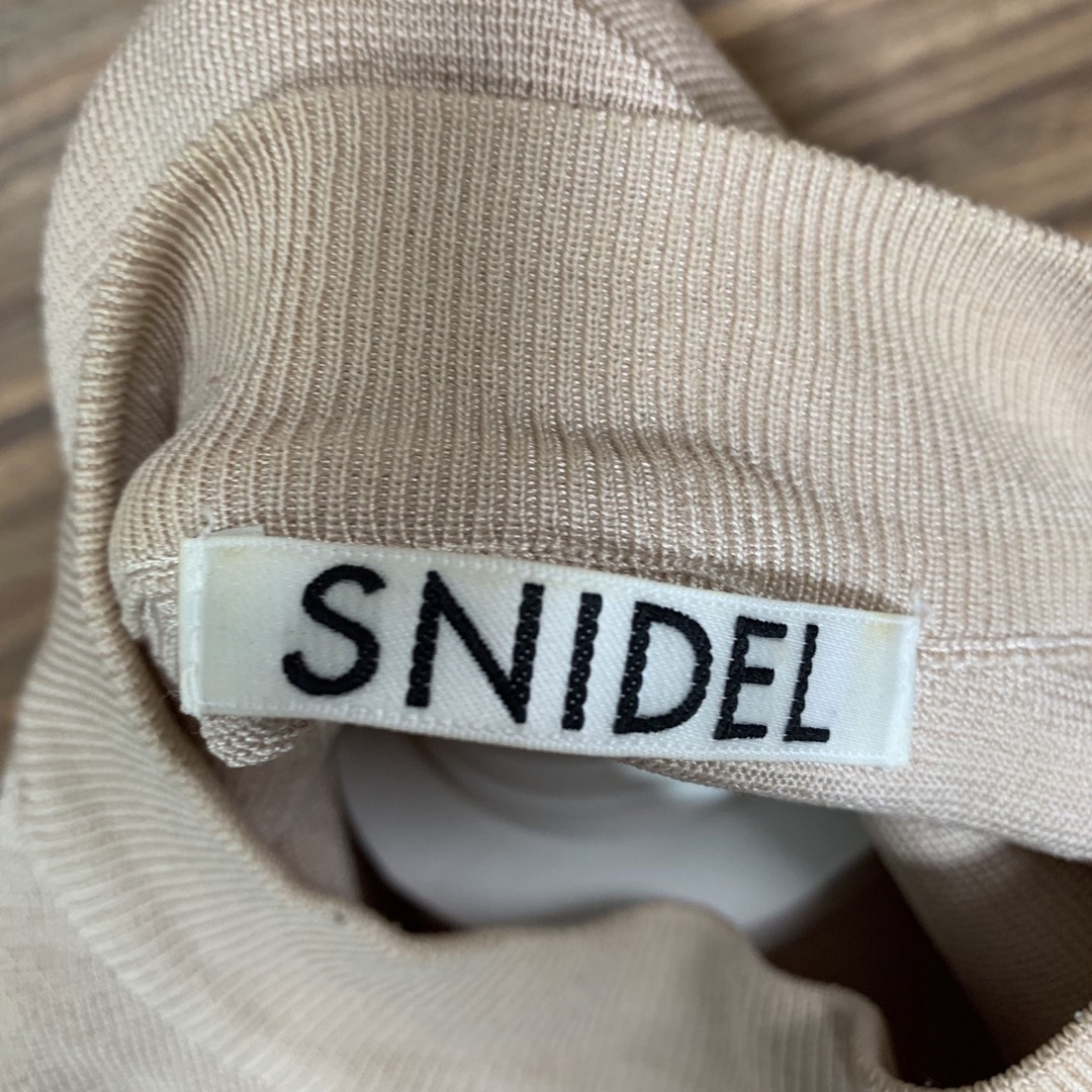 SNIDEL(スナイデル)のSNIDEL スナイデル ニット Tシャツ フリーサイズ ベージュ レーヨン レディースのトップス(Tシャツ(長袖/七分))の商品写真