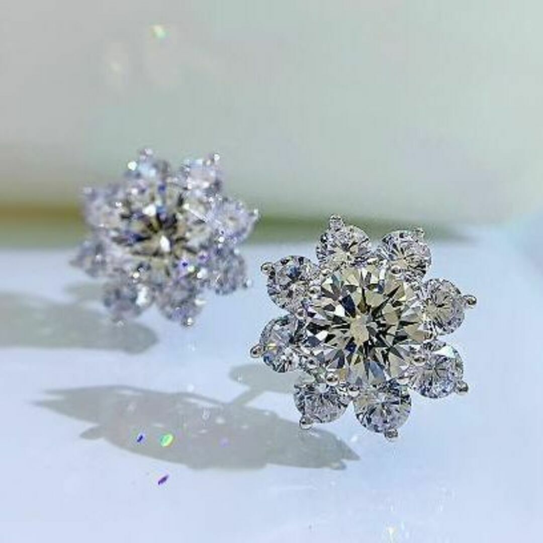 ⁕⁎匿名配送⁎⁕⁎　モアサナイトDカラー　0.5CT　サンフラワーピアス レディースのアクセサリー(ピアス)の商品写真