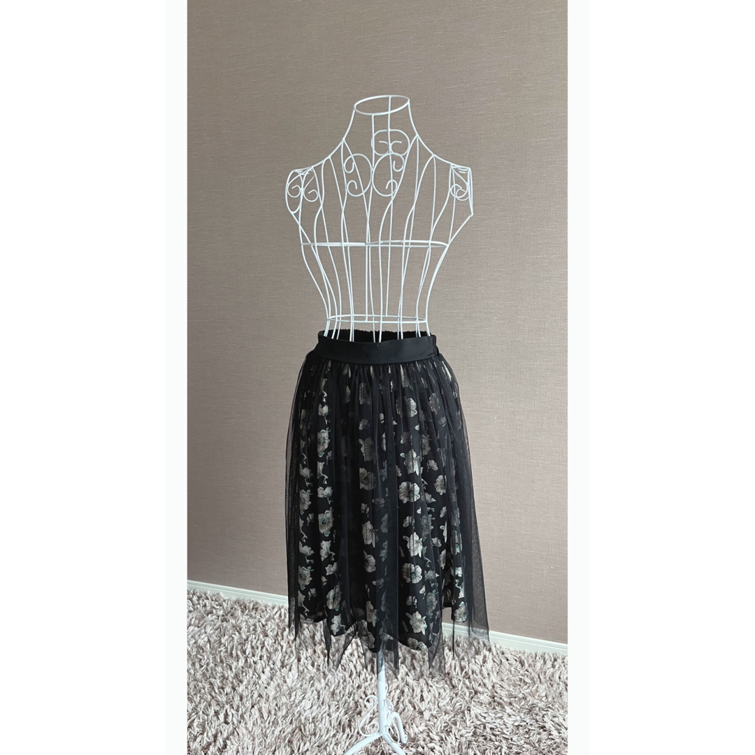 Riche glamour(リシェグラマー)のRiche glamour リシェグラマー　チュールスカート　黒　花柄 レディースのスカート(ひざ丈スカート)の商品写真