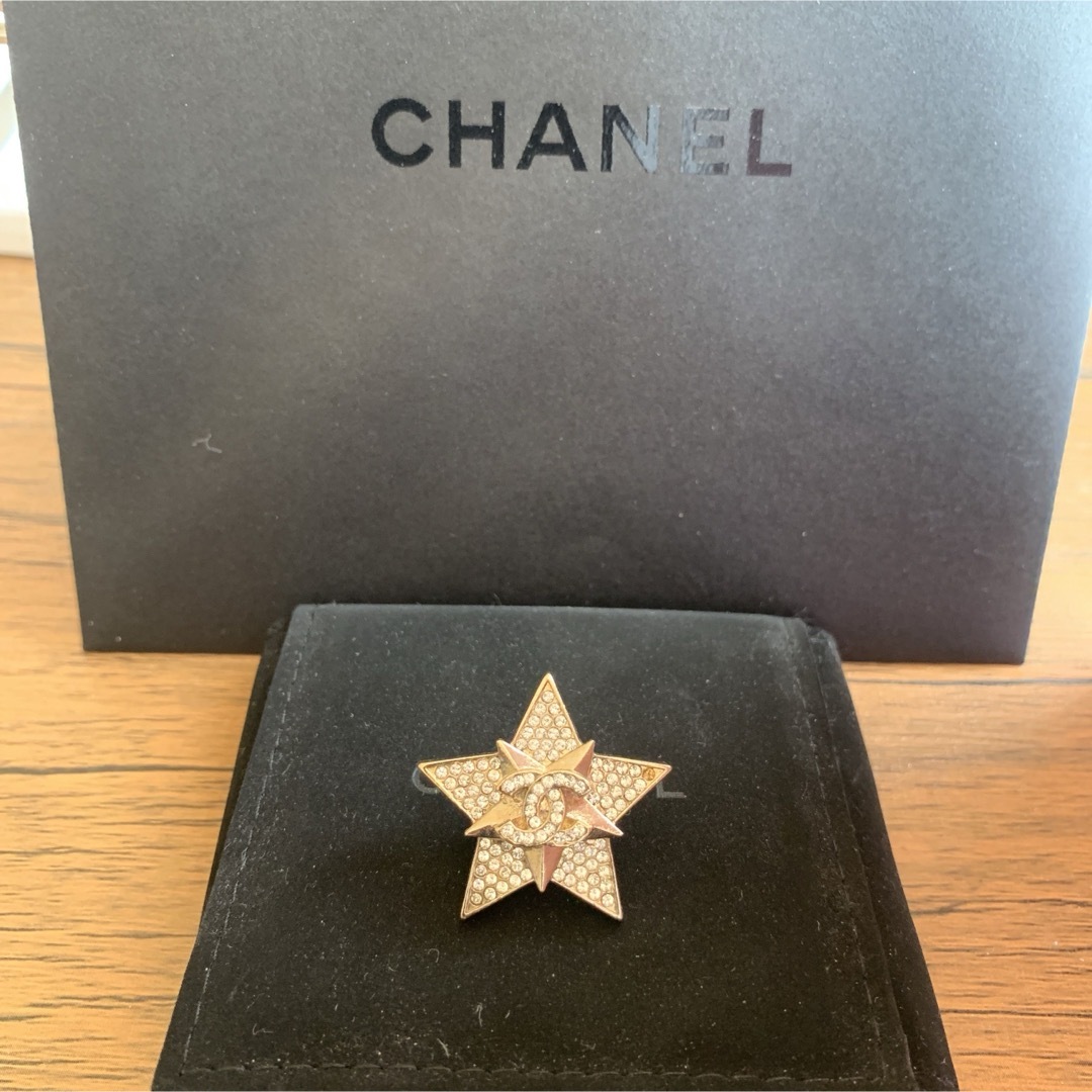 CHANEL(シャネル)のシャネル　ラインストーンスターピンバッジ レディースのアクセサリー(ブローチ/コサージュ)の商品写真