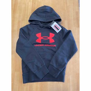 アンダーアーマー(UNDER ARMOUR)の【新品】UNDER ARMOUR ビックロゴプリントパーカー　YSM(Tシャツ/カットソー)