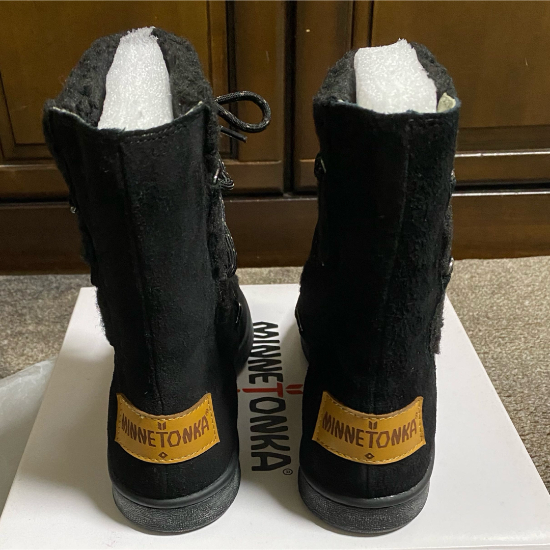 Minnetonka(ミネトンカ)のミネトンカ　ムートンブーツ　ブラック レディースの靴/シューズ(ブーツ)の商品写真