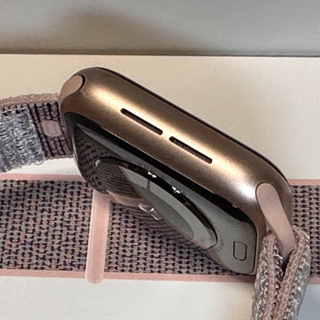 Apple Watch(アップルウォッチ)のApple Watch Series 4 GPSモデル 40mm ゴールドアルミ スマホ/家電/カメラのスマートフォン/携帯電話(その他)の商品写真