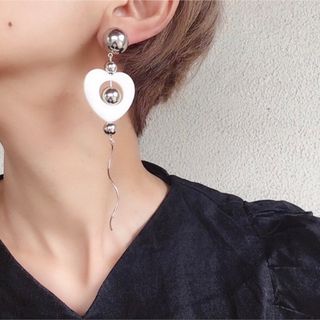 トゥデイフル(TODAYFUL)のピアス ホワイト ハート シェル フープ リング シルバー うねうね ウェーブ(ピアス)