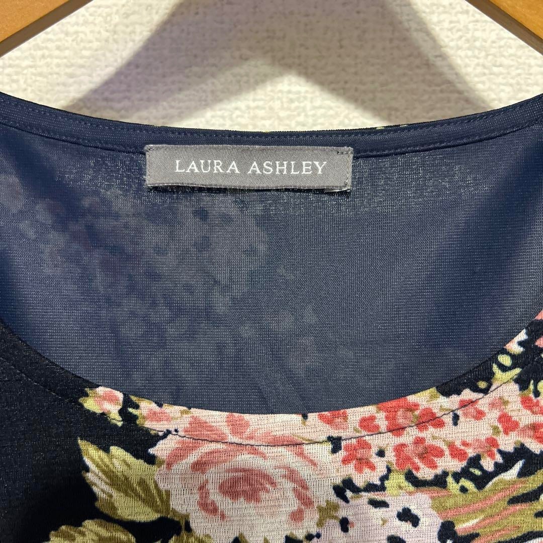 LAURA ASHLEY(ローラアシュレイ)のLaura Ashley ローラアシュレイ　ロングワンピース　ネイビー　花柄 レディースのワンピース(ロングワンピース/マキシワンピース)の商品写真