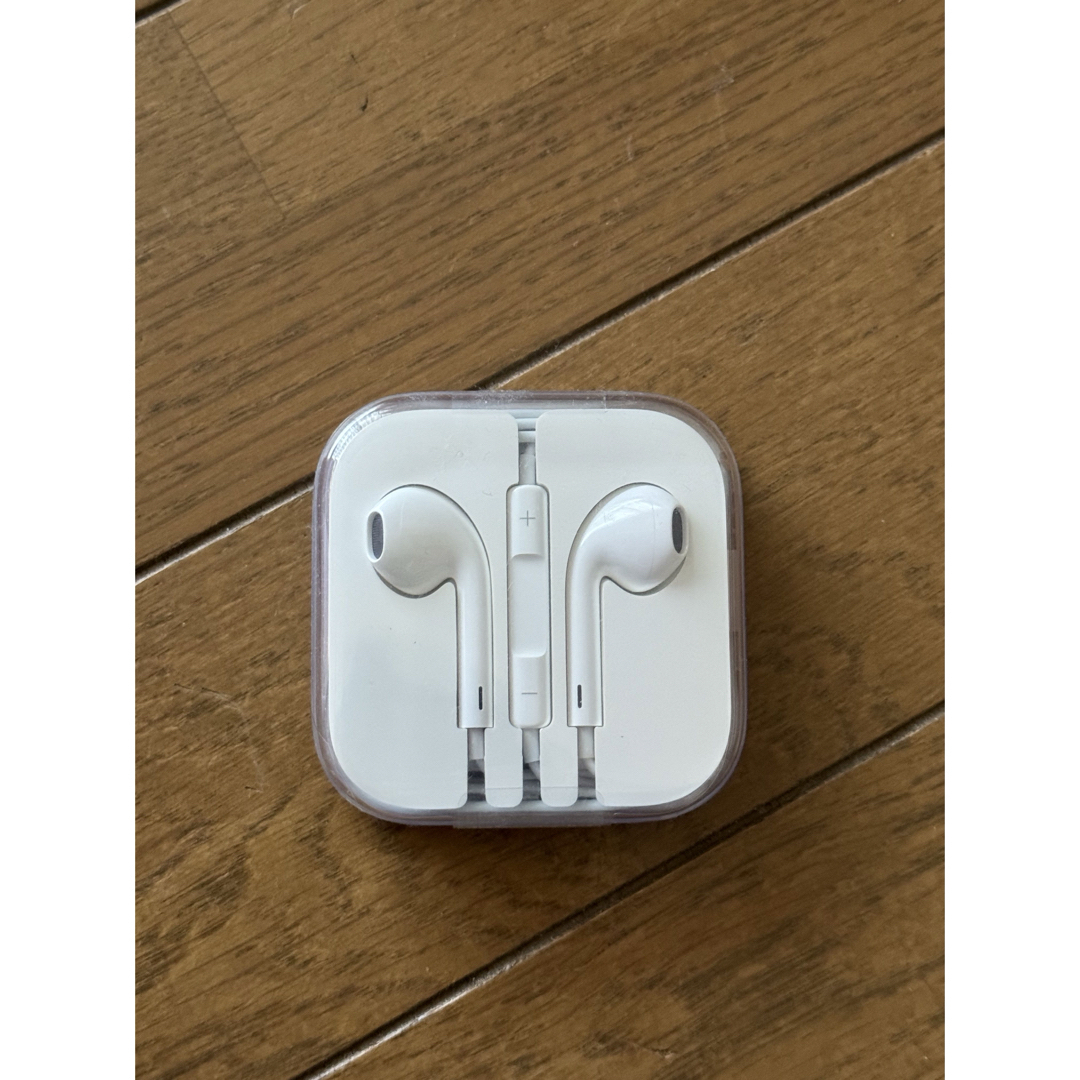 Apple(アップル)のイヤホン スマホ/家電/カメラのオーディオ機器(ヘッドフォン/イヤフォン)の商品写真