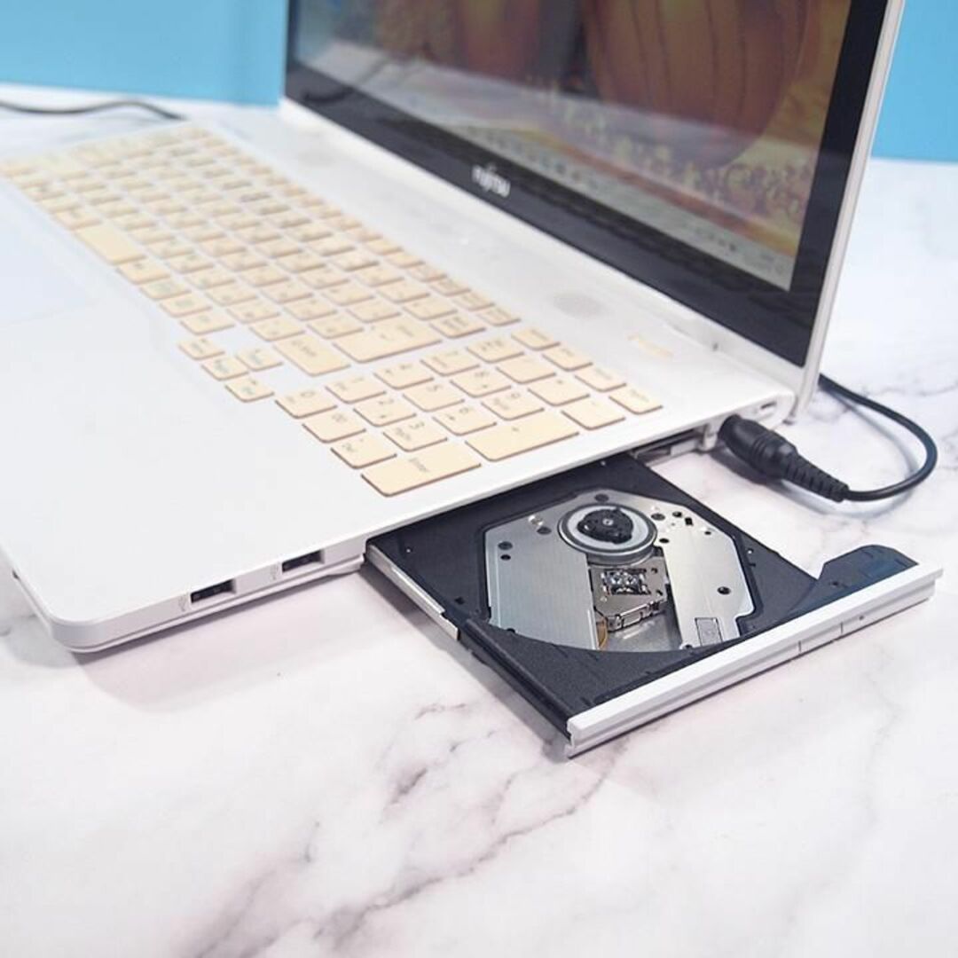フルHDで薄型❣️Core i7✨メモリ16GB✨SSD1TB✨白ノートパソコン PC/タブレット フルHDで薄型❣️Core i7✨メモリ16GB✨SSD1TB✨白ノートパソコン PC/タブレット