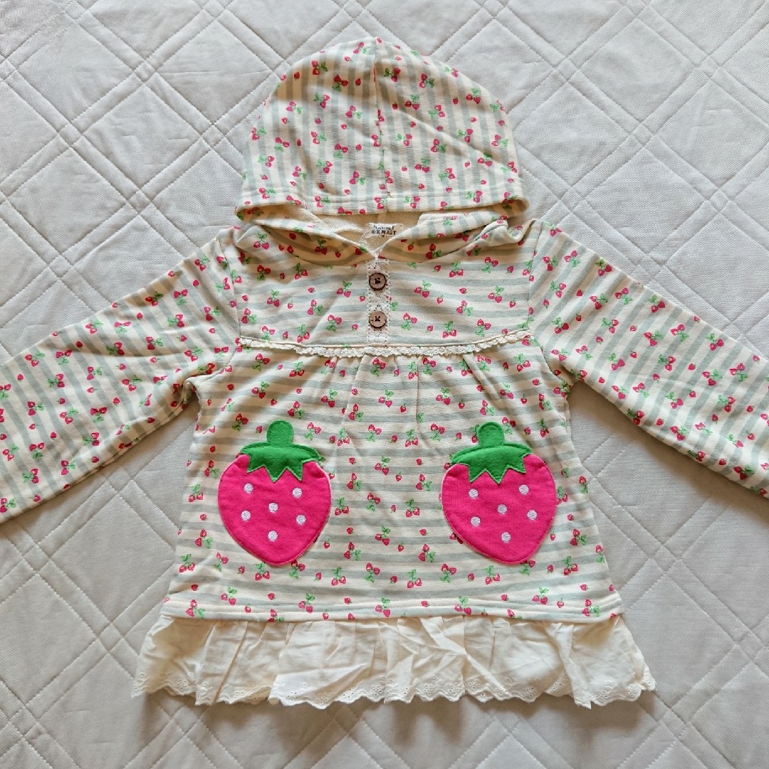 新品♪苺柄＊長袖パーカー キッズ/ベビー/マタニティのキッズ服女の子用(90cm~)(Tシャツ/カットソー)の商品写真