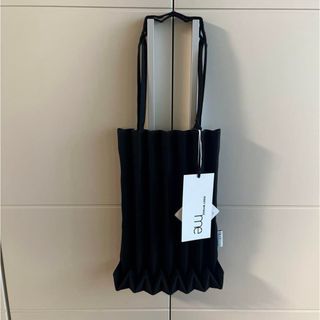 イッセイミヤケ(ISSEY MIYAKE)のme ISSEY MIYAKEイッセイミヤケ　PLEATS BAG　黒　ブラック(トートバッグ)