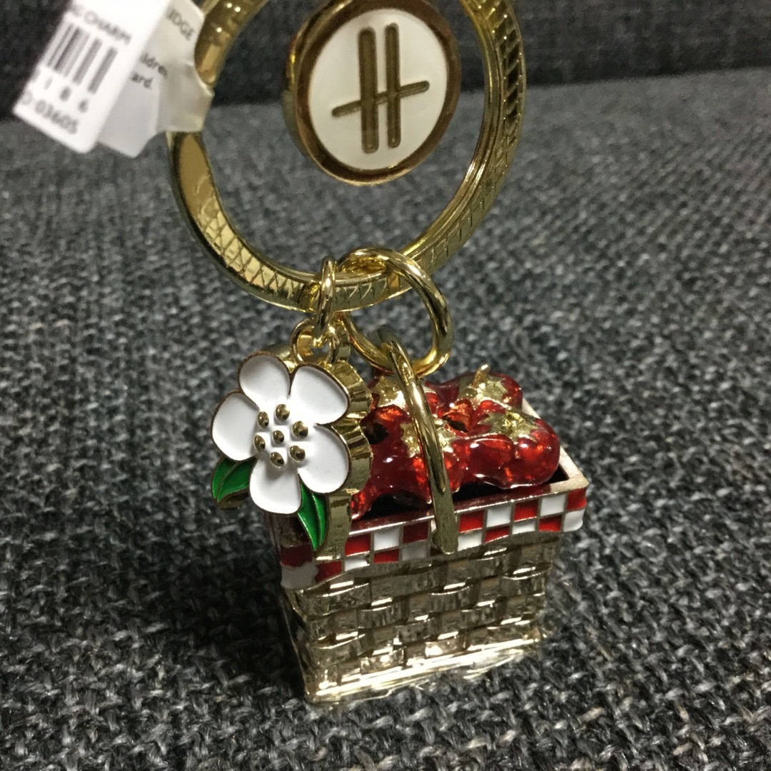 Harrods(ハロッズ)のハロッズ　ストロベリー バスケット　バッグチャーム　キーリング レディースのファッション小物(キーホルダー)の商品写真