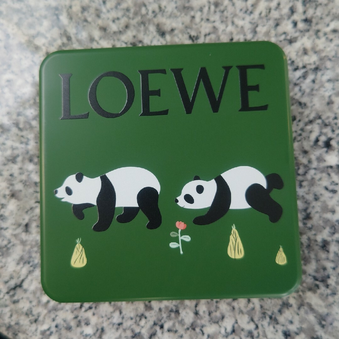 LOEWE(ロエベ)のLOEWE　スナ・フジタ　コラボ　クッキー缶　パンダ 食品/飲料/酒の食品(菓子/デザート)の商品写真