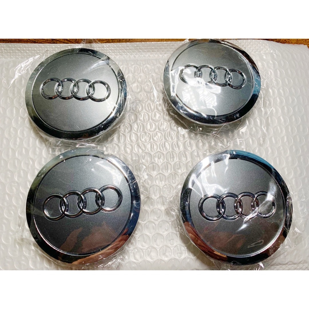 AUDI(アウディ)の【新品未使用】4枚セット　69MM アウディAudi ホイールセンターキャップ 自動車/バイクの自動車(車外アクセサリ)の商品写真