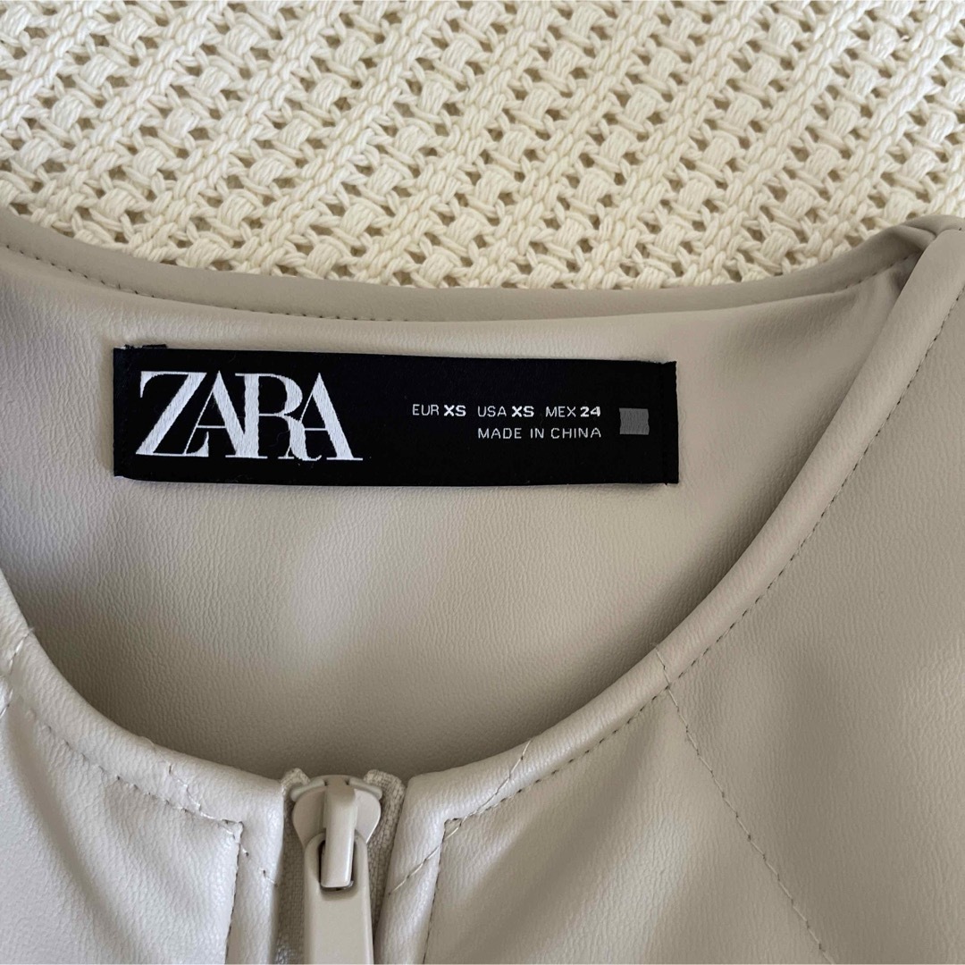 ZARA(ザラ)の[最終お値下げ]ZARA フェイクレザーパフジャケット XS レディースのジャケット/アウター(ダウンジャケット)の商品写真