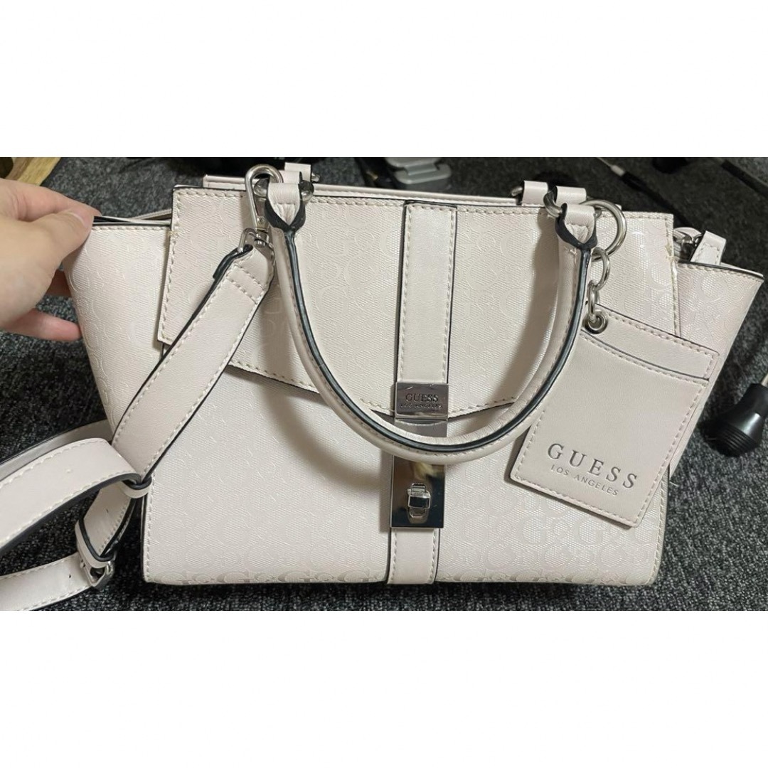 GUESS(ゲス)のGUESS 薄ピンク レディースバッグ レディースのバッグ(ショルダーバッグ)の商品写真