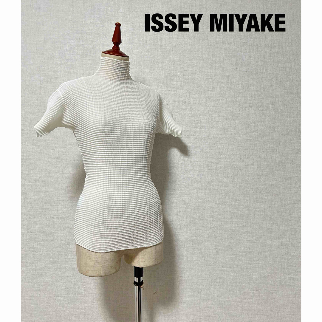 トップスISSEY MIYAKE イッセイミヤケ タイト ポップコーン トップス