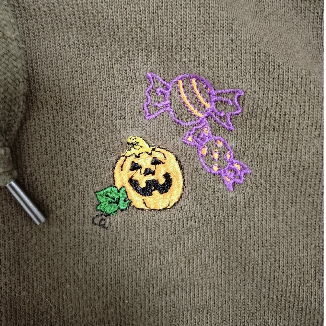 UNIQLO(ユニクロ)のユニクロ パーカー オリジナル ハロウィン 刺繍 レオパード 豹柄 カーキ S レディースのトップス(パーカー)の商品写真