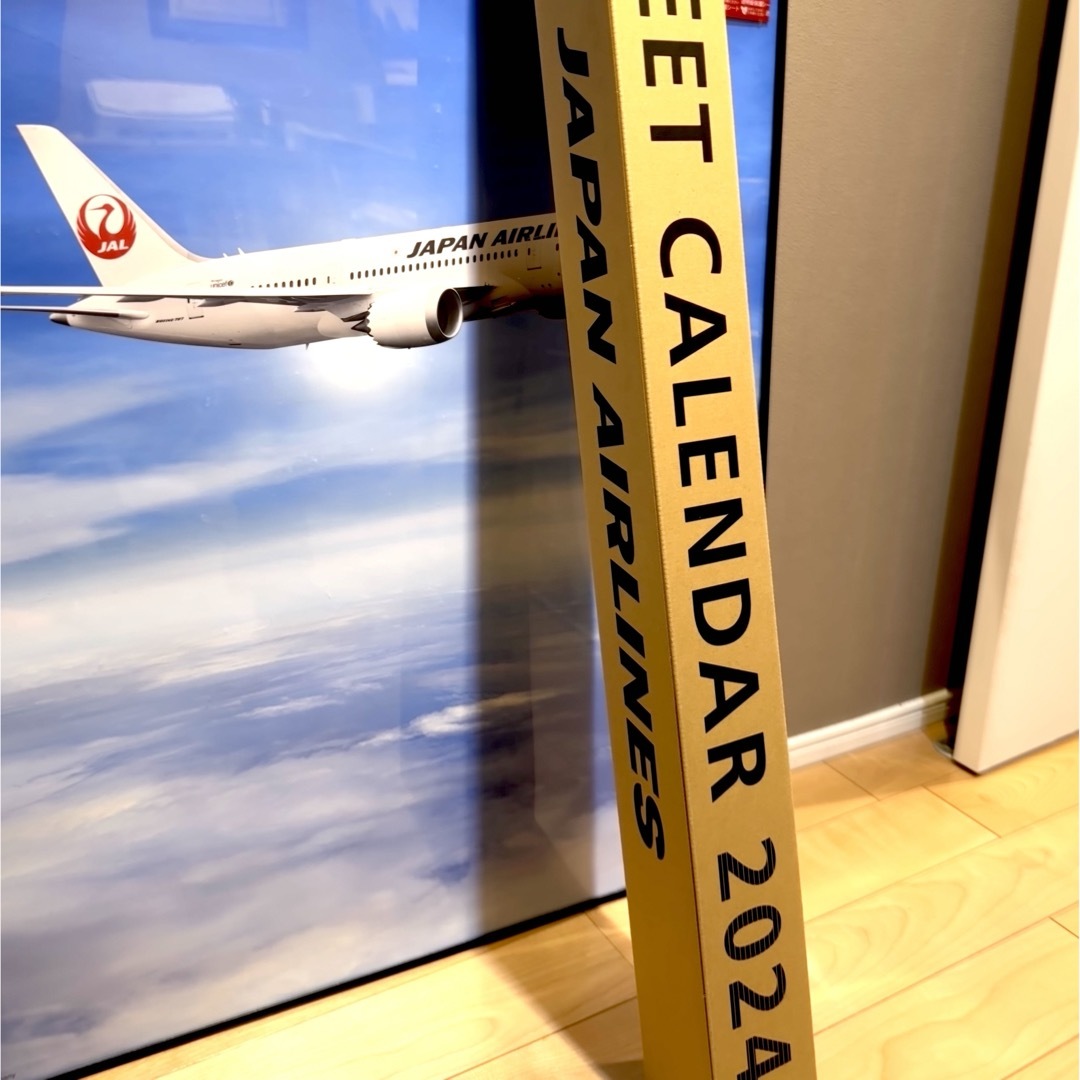 JAL(日本航空)(ジャル(ニホンコウクウ))のJALカレンダー2024 フリート大型版♡ エンタメ/ホビーのテーブルゲーム/ホビー(航空機)の商品写真