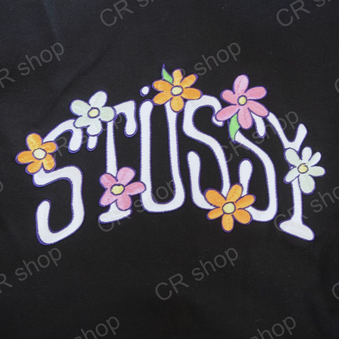 STUSSY(ステューシー)の【ステューシー】正規・新品タグ　花柄　刺繡ビッグロゴ　ブラック　XL　パーカー メンズのトップス(パーカー)の商品写真