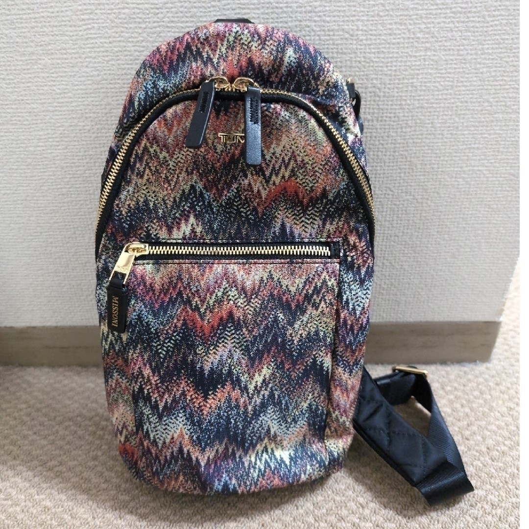 TUMI(トゥミ)のTUMI x MISSONI ANNA SLING　スリングバッグ　ボディバッグ レディースのバッグ(ボディバッグ/ウエストポーチ)の商品写真