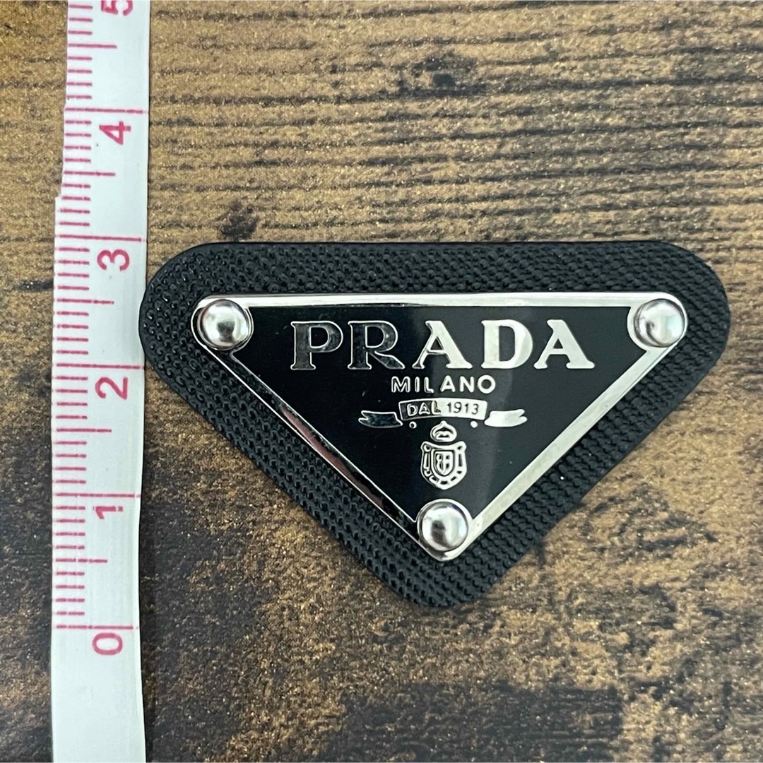 PRADA(プラダ)の【2枚】PRADA プラダ  ロゴプレート ロゴパーツ ブラック メタル 新品 ハンドメイドの素材/材料(各種パーツ)の商品写真