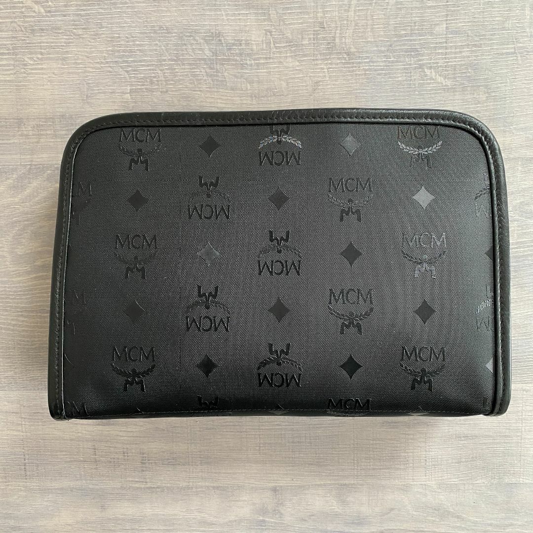 MCM(エムシーエム)のMCM 総柄 レザー クラッチ バッグ ブラック レディースのバッグ(クラッチバッグ)の商品写真