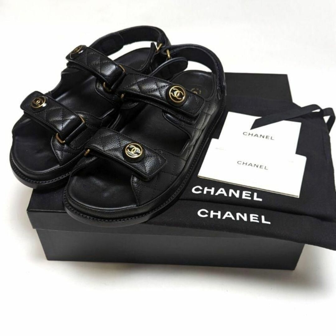 CHANEL(シャネル)の未使用さん♥CHANELシャネル　ココボタン　フットベッドサンダル　38C レディースの靴/シューズ(サンダル)の商品写真