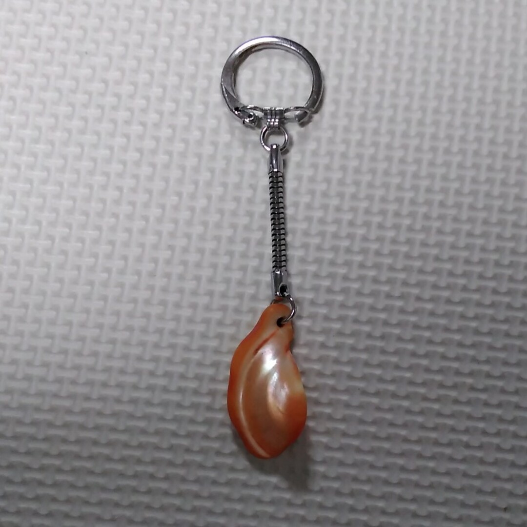 貝殻風キーホルダー　オレンジ　お土産 レディースのファッション小物(キーホルダー)の商品写真