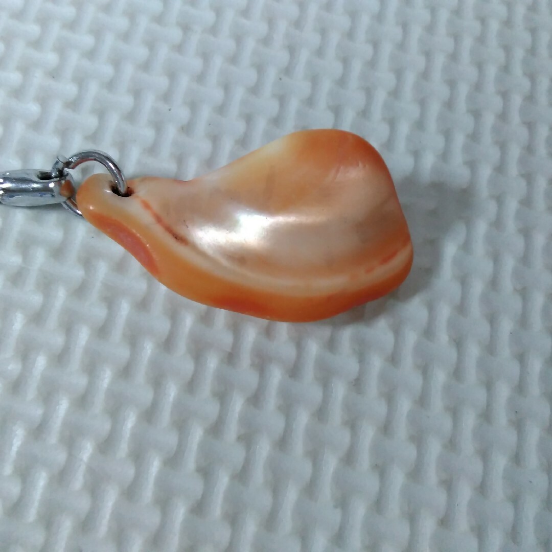 貝殻風キーホルダー　オレンジ　お土産 レディースのファッション小物(キーホルダー)の商品写真