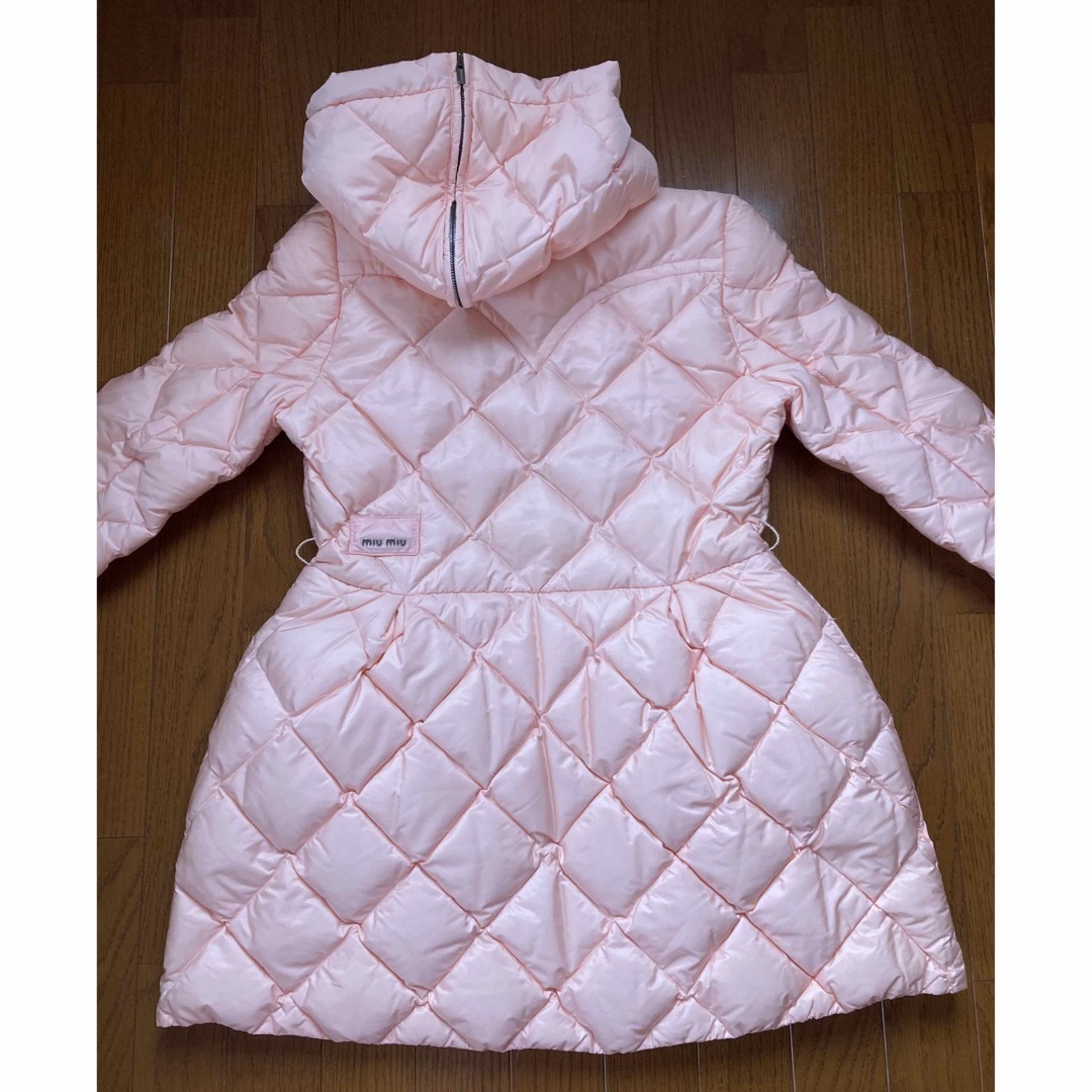 miumiu(ミュウミュウ)のmiumiu ミュウミュウ ベルト付きピンクダウンコート レディースのジャケット/アウター(ダウンジャケット)の商品写真