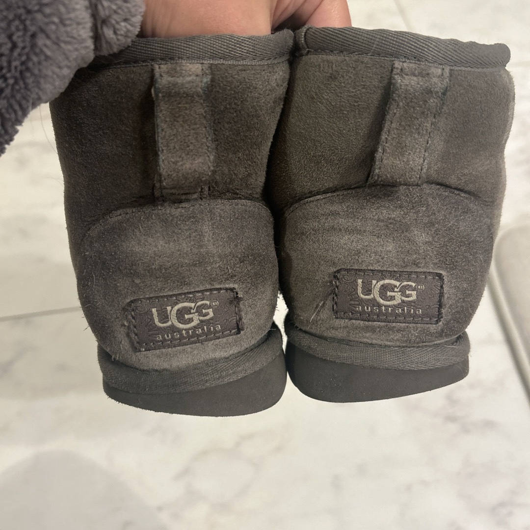 UGG(アグ)のUGG クラシックミニ　グレー　サイズ7（24センチ） レディースの靴/シューズ(ブーツ)の商品写真