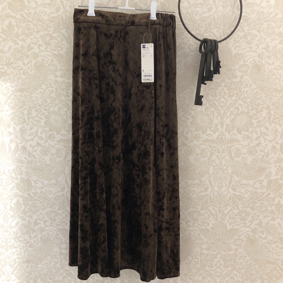 GU(ジーユー)の【新品】ブラウン　ベルベット　フレアスカート レディースのスカート(ロングスカート)の商品写真