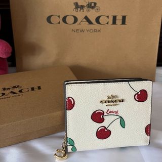 コーチ(COACH)のCOACHアウトレット二つ折り財布さくらんぼホワイト(財布)