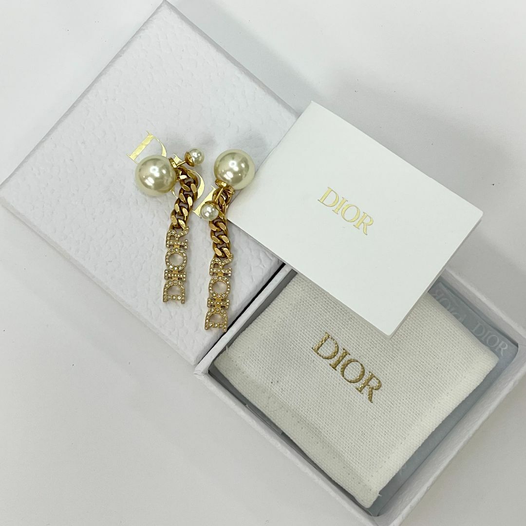 Christian Dior(クリスチャンディオール)の8202 クリスチャンディオール TRIBALES ピアス ロゴ パール レディースのアクセサリー(ピアス)の商品写真