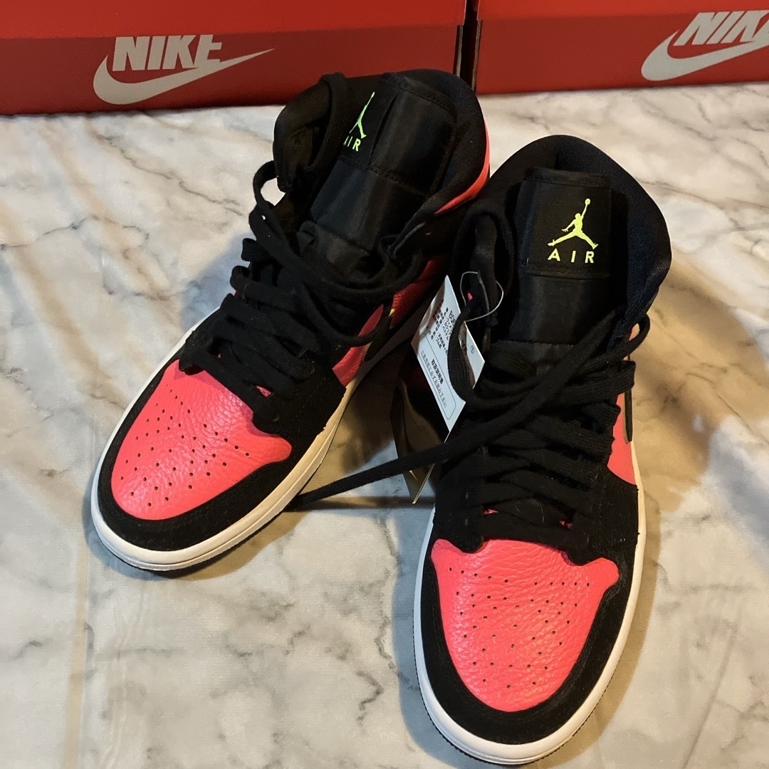 NIKE(ナイキ)のNike Air Jordan 1 Mid "Black Hot Punch"  レディースの靴/シューズ(スニーカー)の商品写真