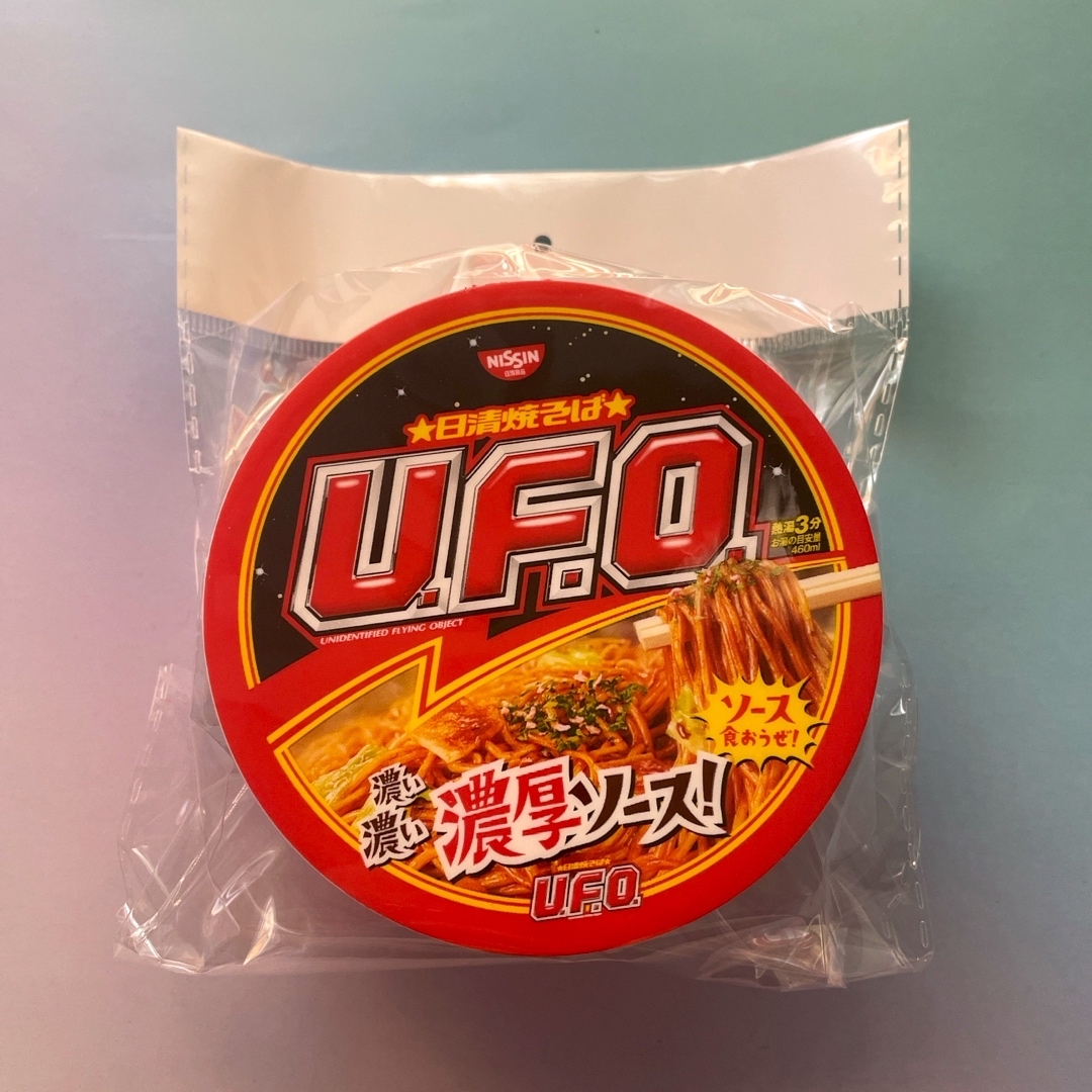 日清食品(ニッシンショクヒン)の日清食品　U.F.O おでかけポリ袋入れ　ボールチェーン付き　ノベルティ エンタメ/ホビーのコレクション(ノベルティグッズ)の商品写真