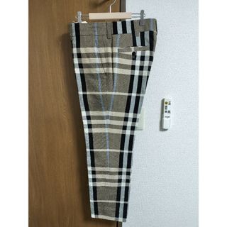 バーバリー(BURBERRY)の【未使用】バーバリー　カジュアルパンツ　サイズ50(スラックス)